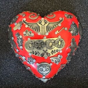 Rare Disney Pixar Coco crew gift Mexican folk art Heart prayer charms 251 of 800